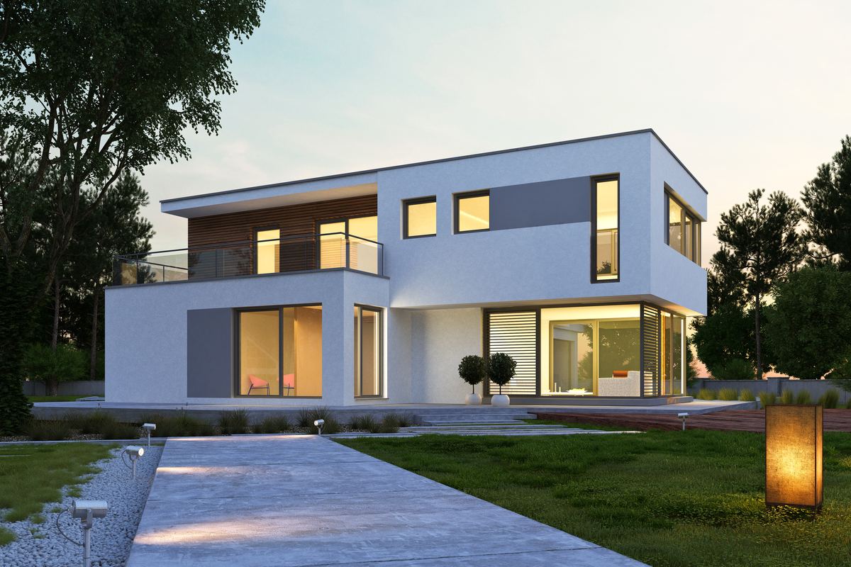Modernes Wohnhaus mit Flachdach in der Abenddämmerung